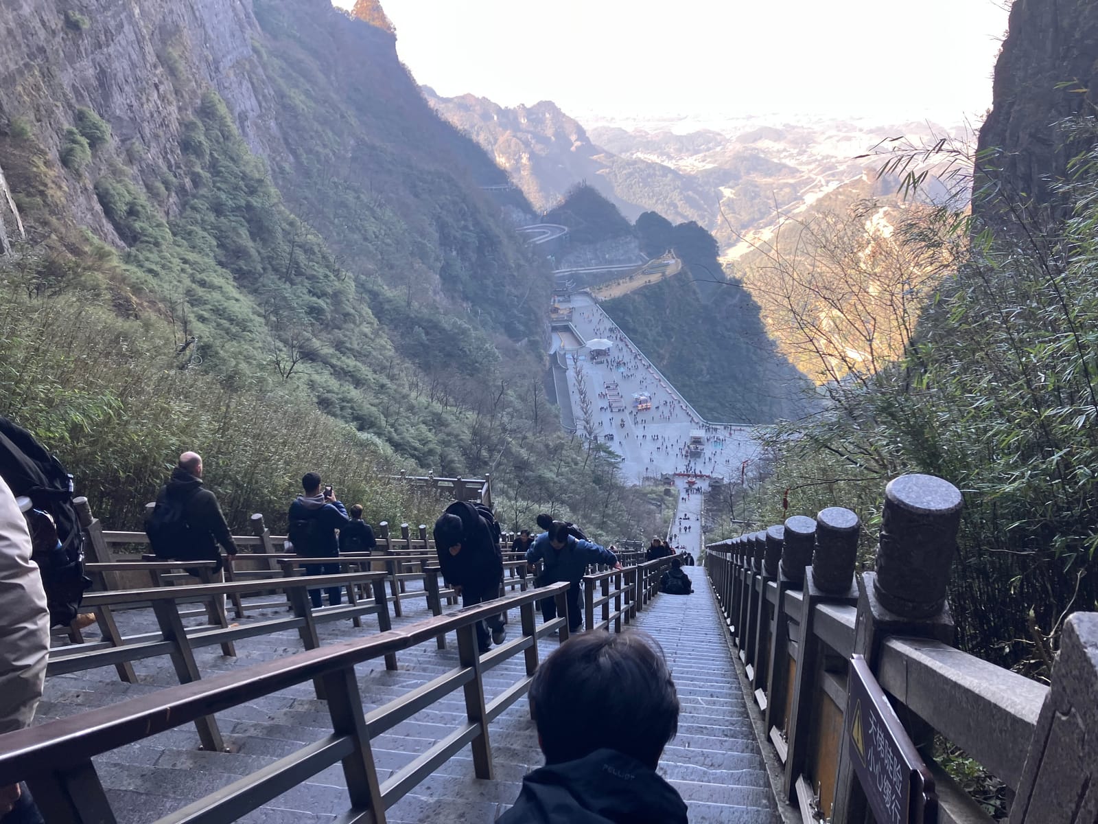 階段の上から見た景色