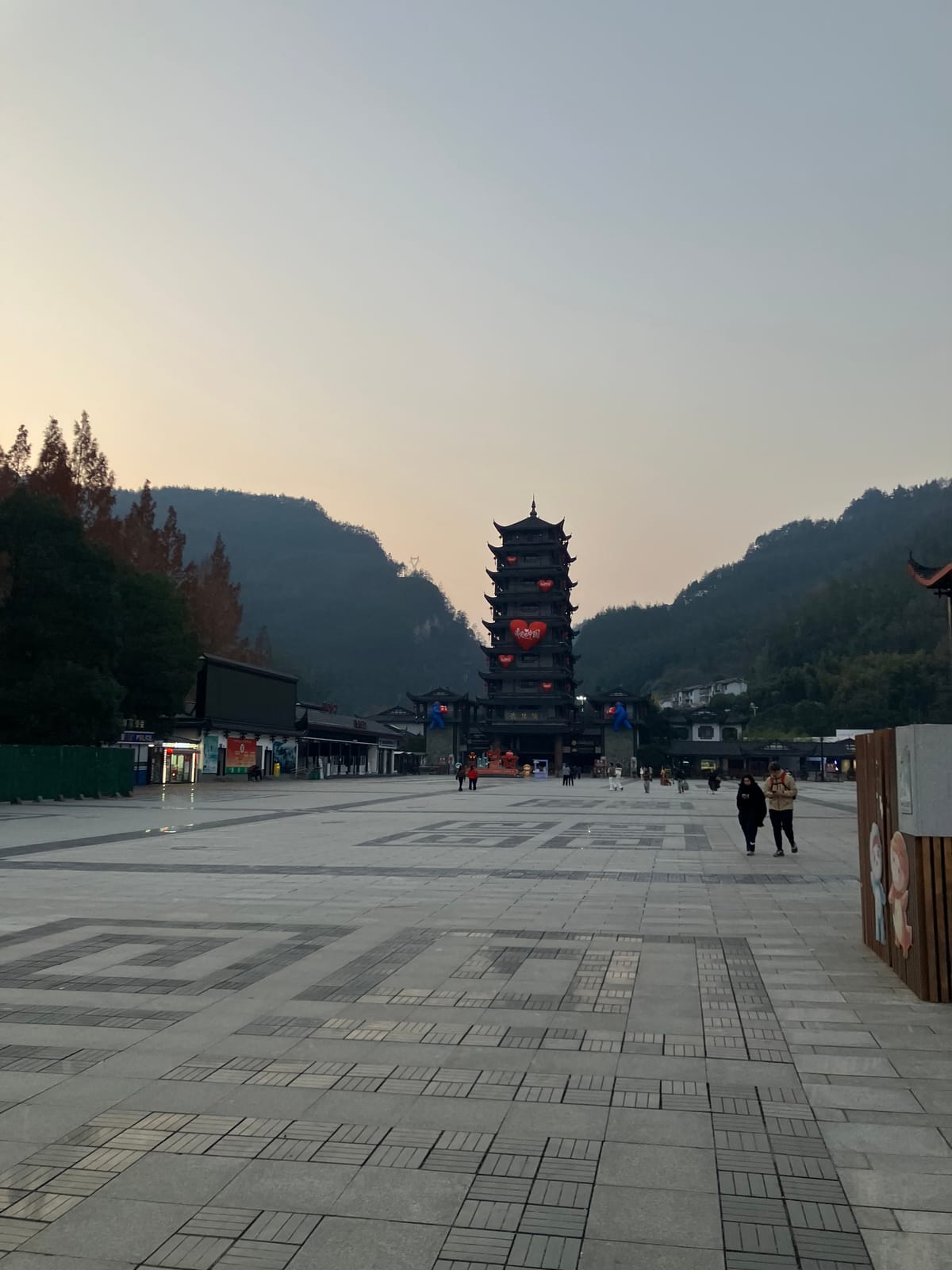 東門前の広場