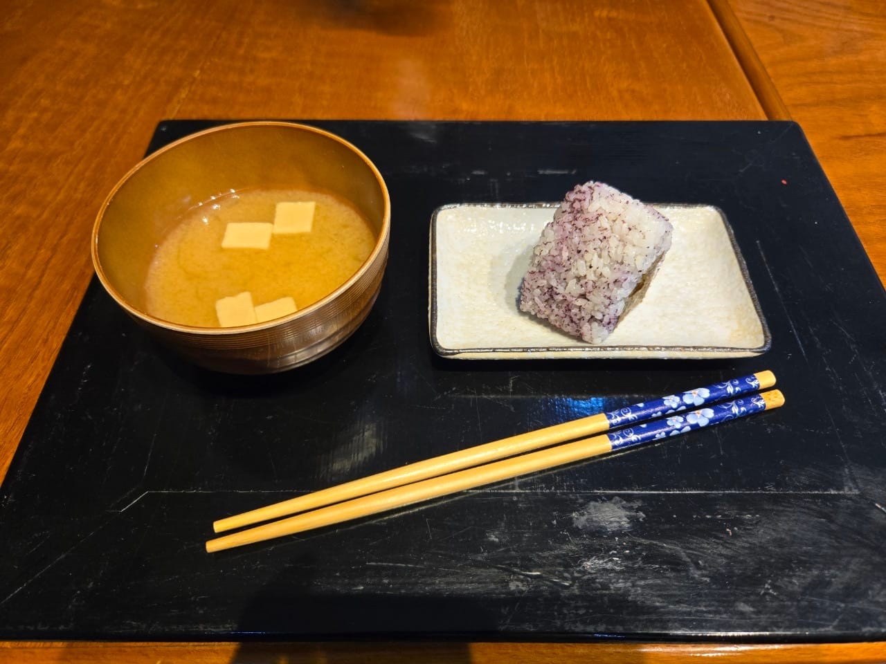「青空」のおにぎり。味噌汁が沁みる