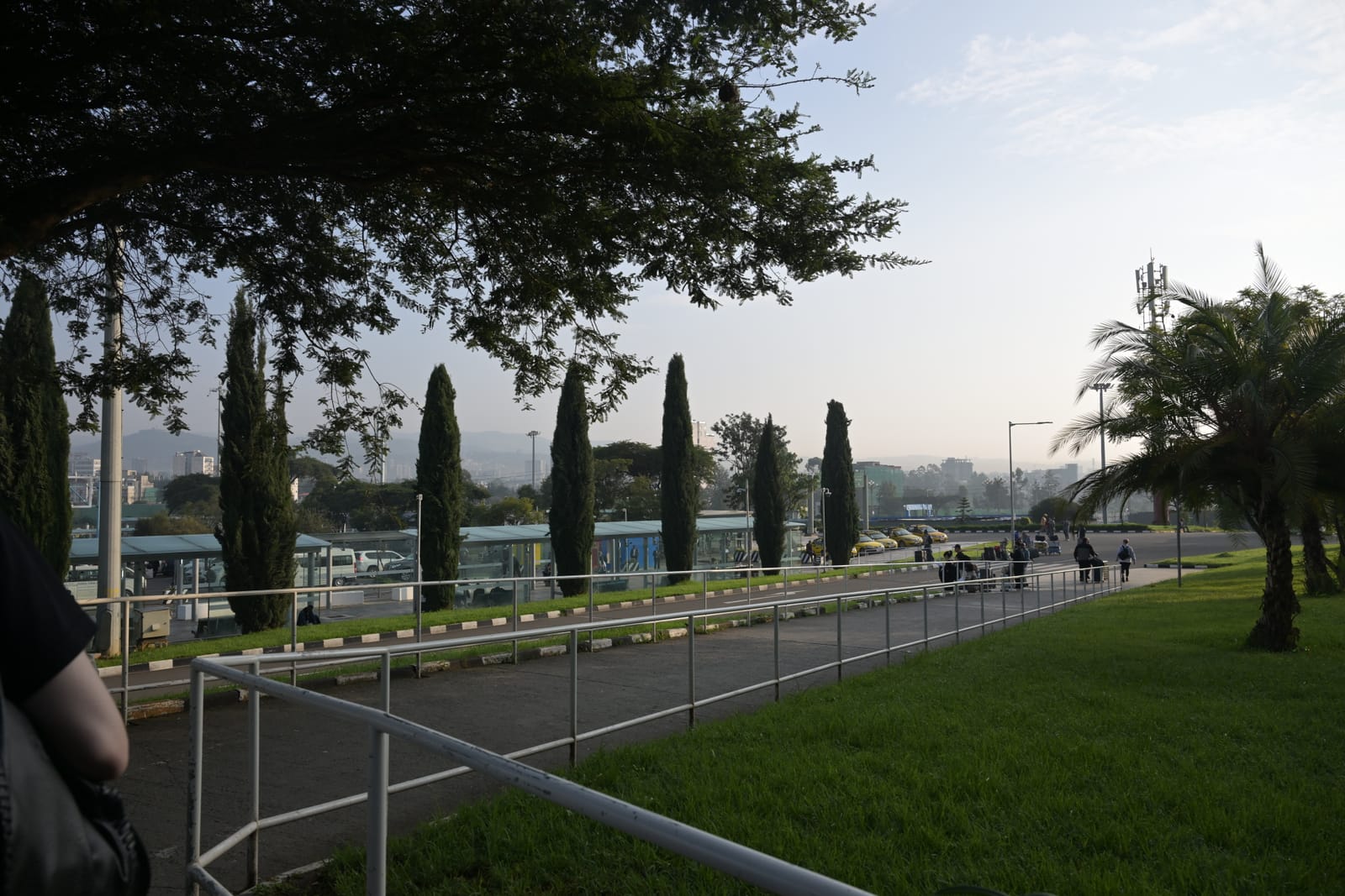 アディスアベバ・ボレ国際空港の外。ここから指定ホテルへ移動