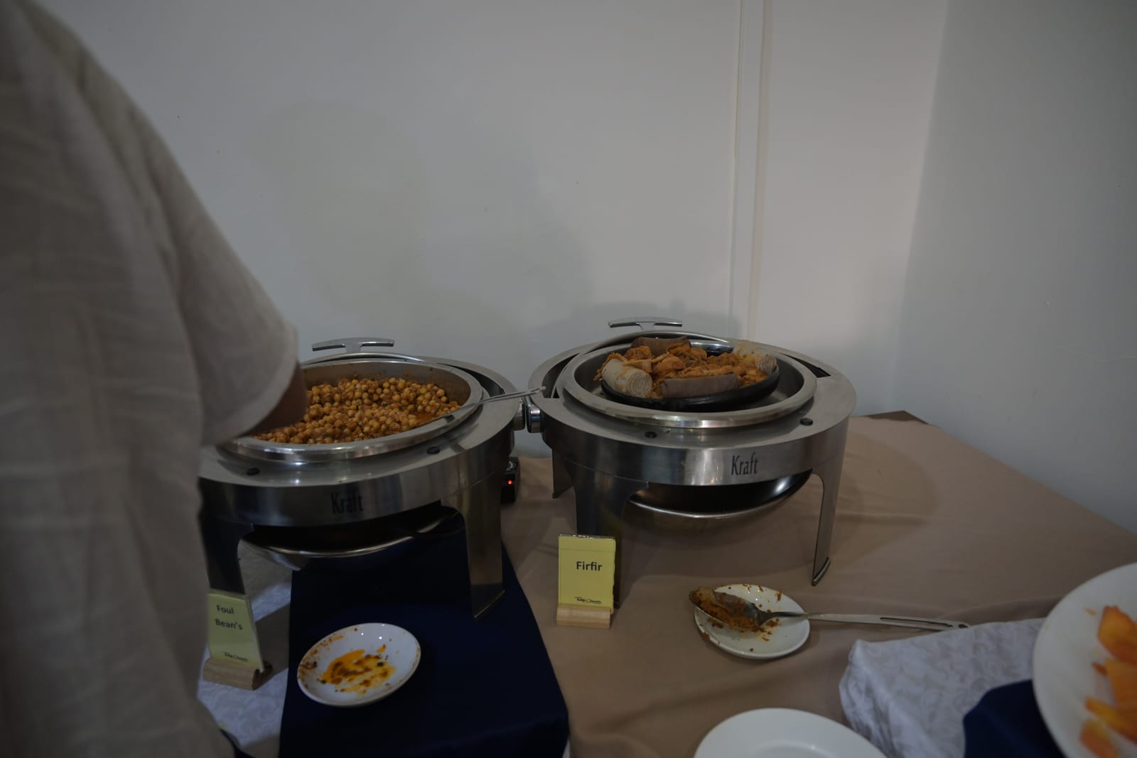 ホテルで用意された温かい料理