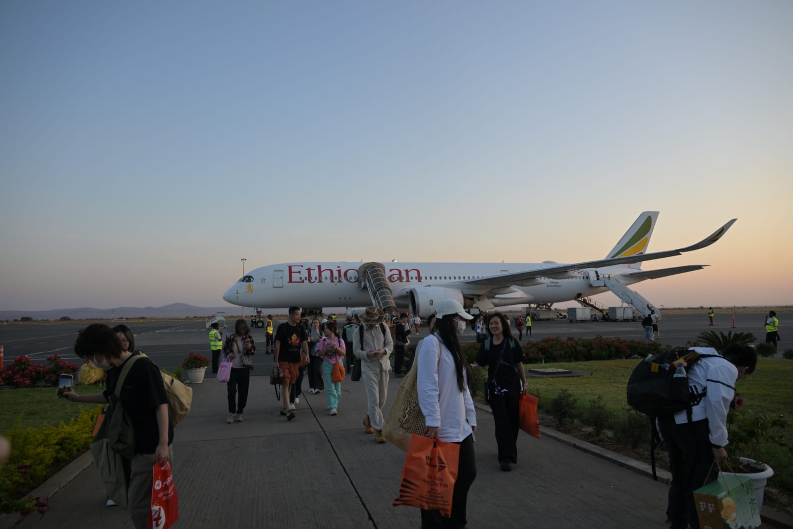 夕暮れのキリマンジャロ国際空港。物理SIMは到着後に空港で購入した