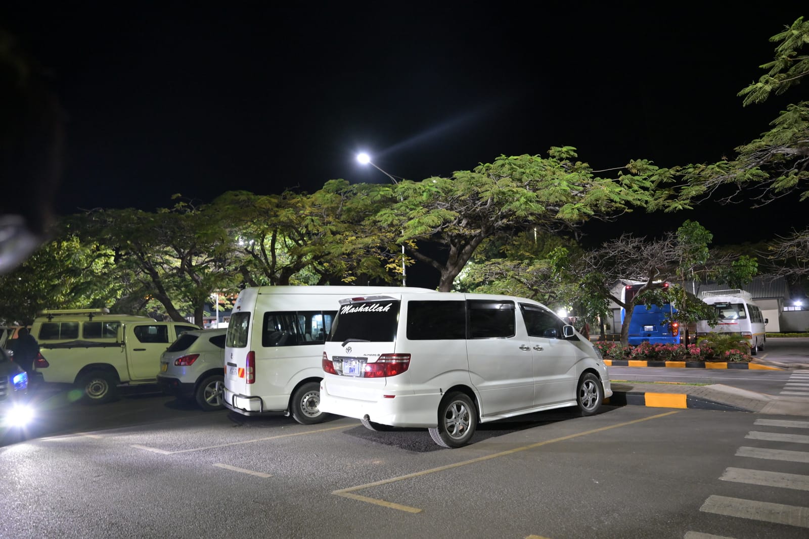 キリマンジャロ国際空港の出口前に並ぶ送迎車